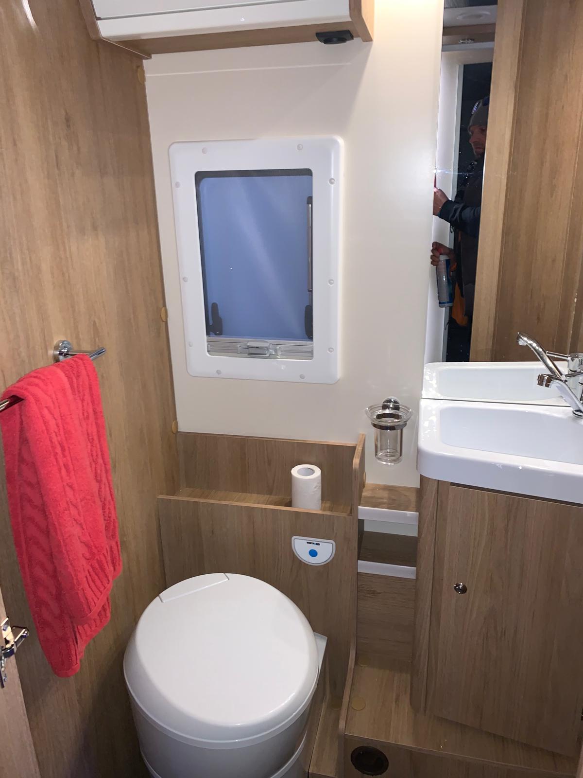 Łazienka z toaletą i umywalką