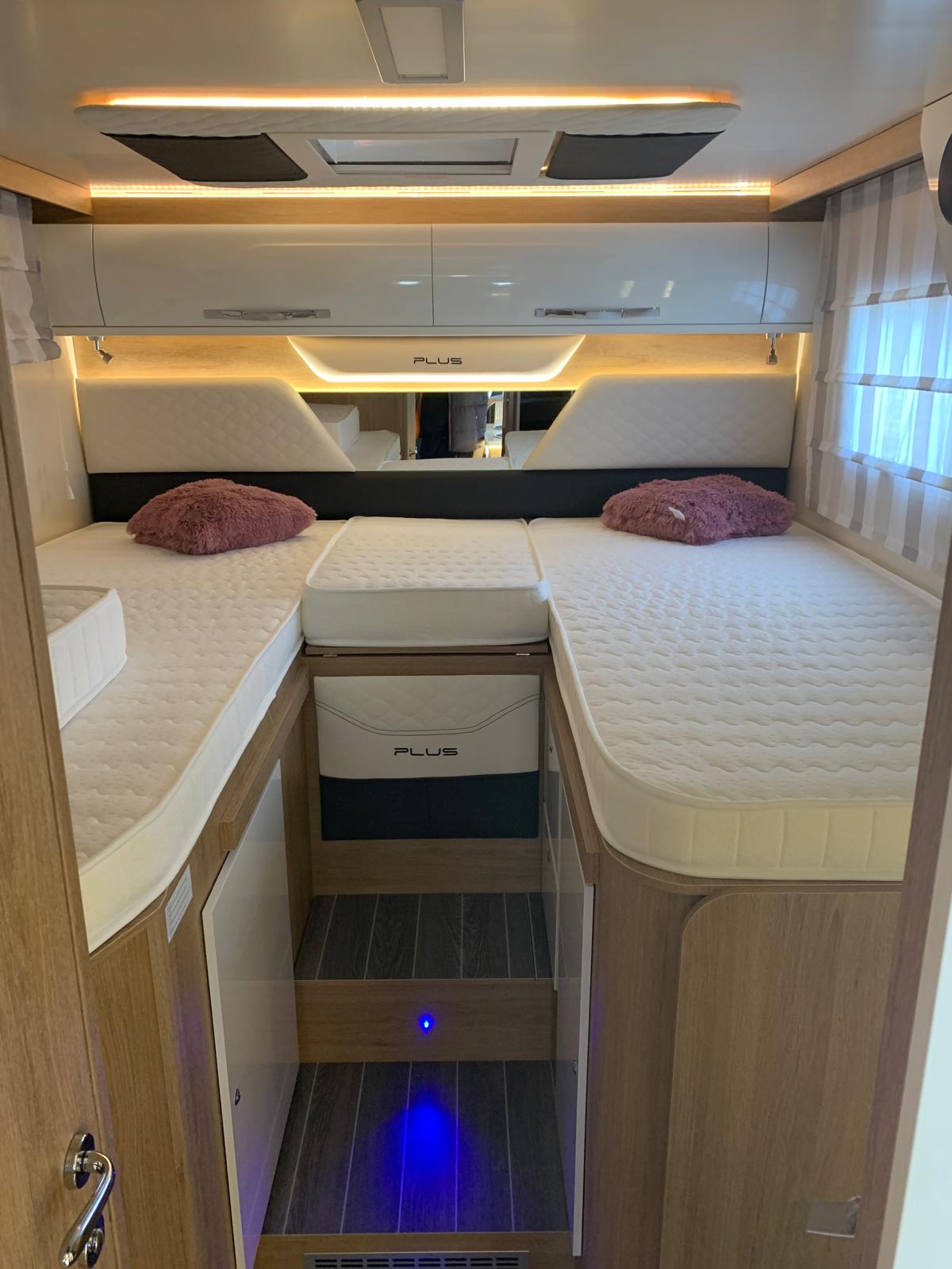 Sypialnia z dwoma pojedynczymi łóżkami