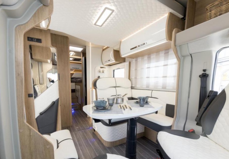 Jasne wnętrze z jadalnią i kuchnią