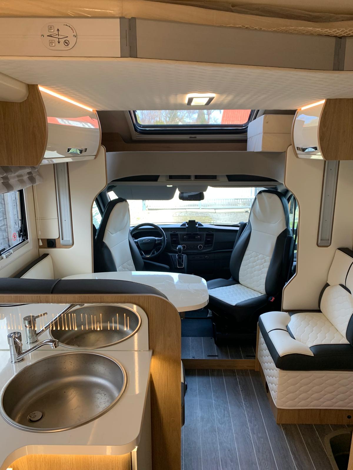 Kuchnia z dwoma zlewami w stronę kabiny