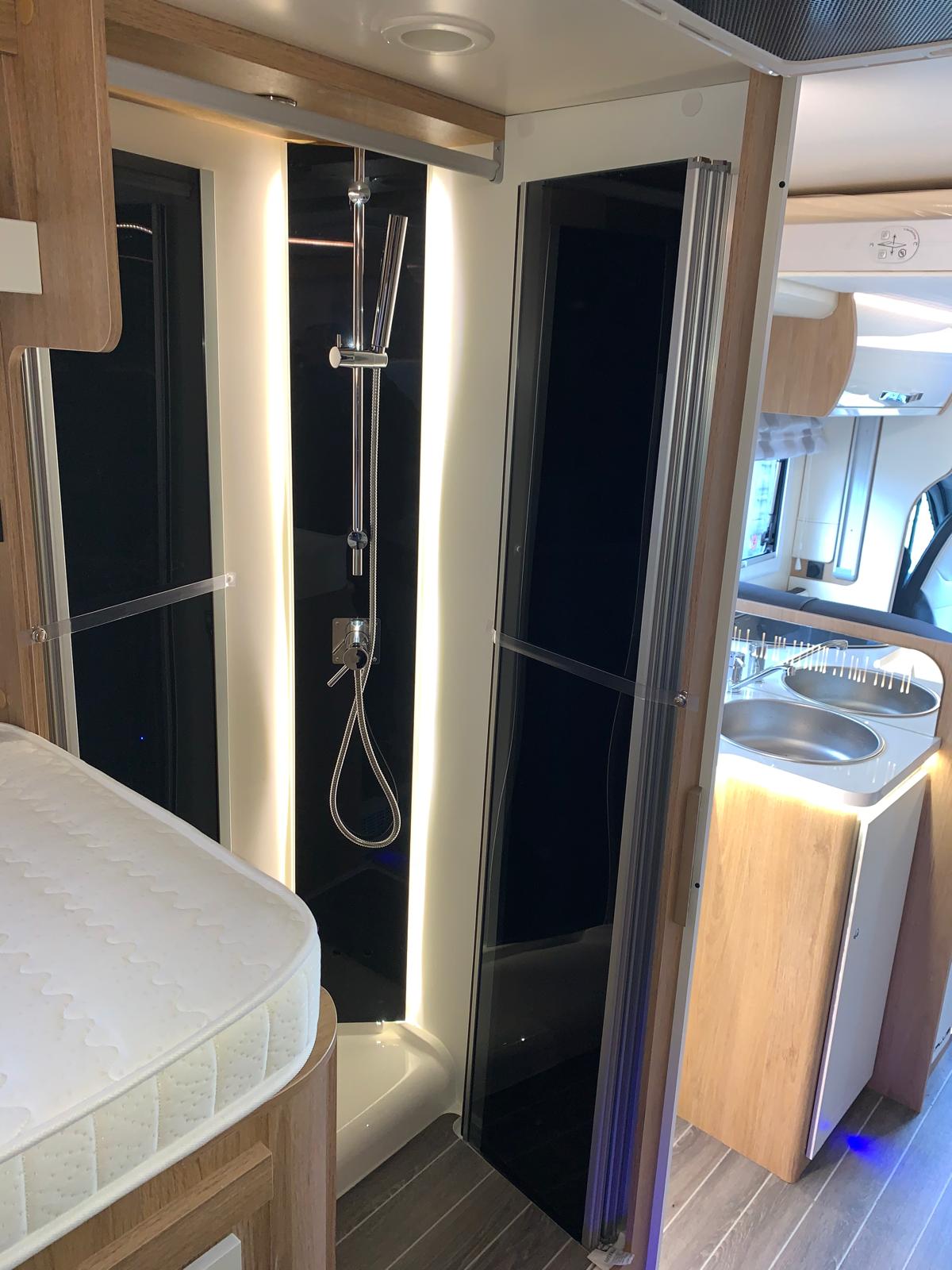 Kabina prysznicowa z podświetleniem