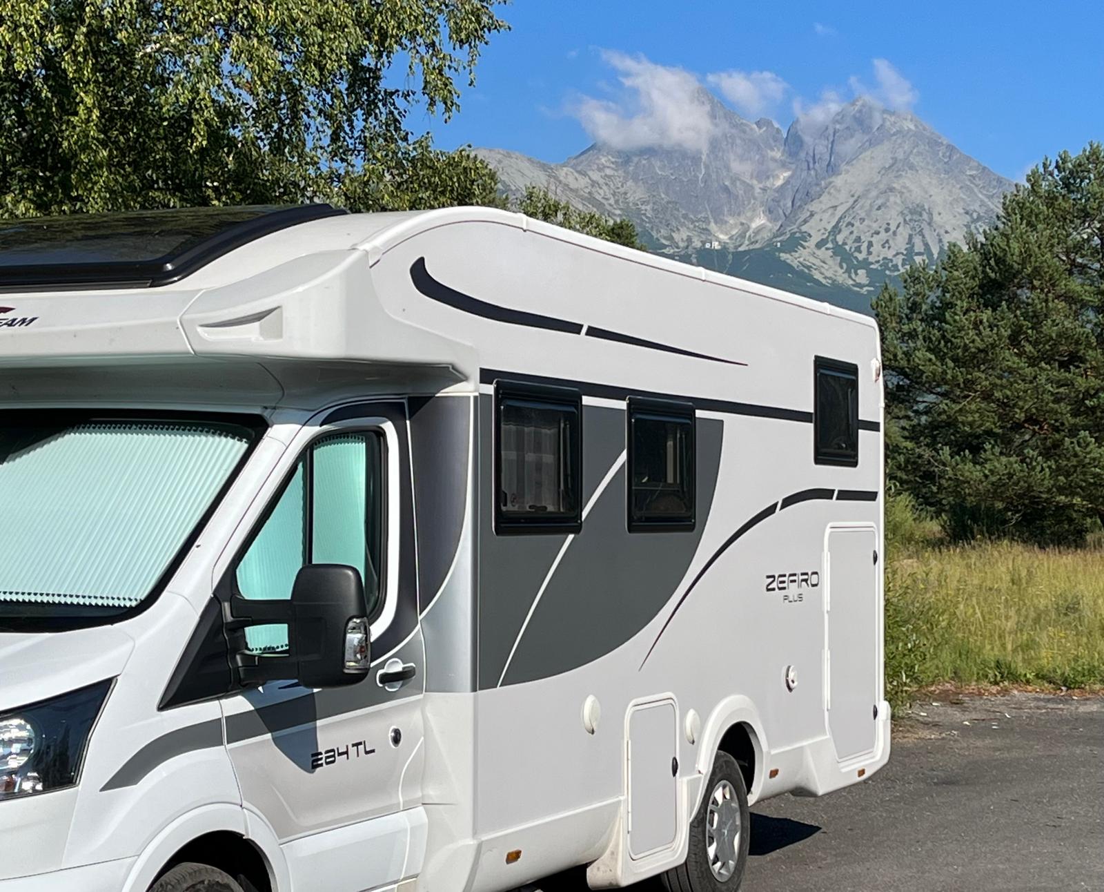 Kamper Roller Team Zefiro z Tatrami w tle