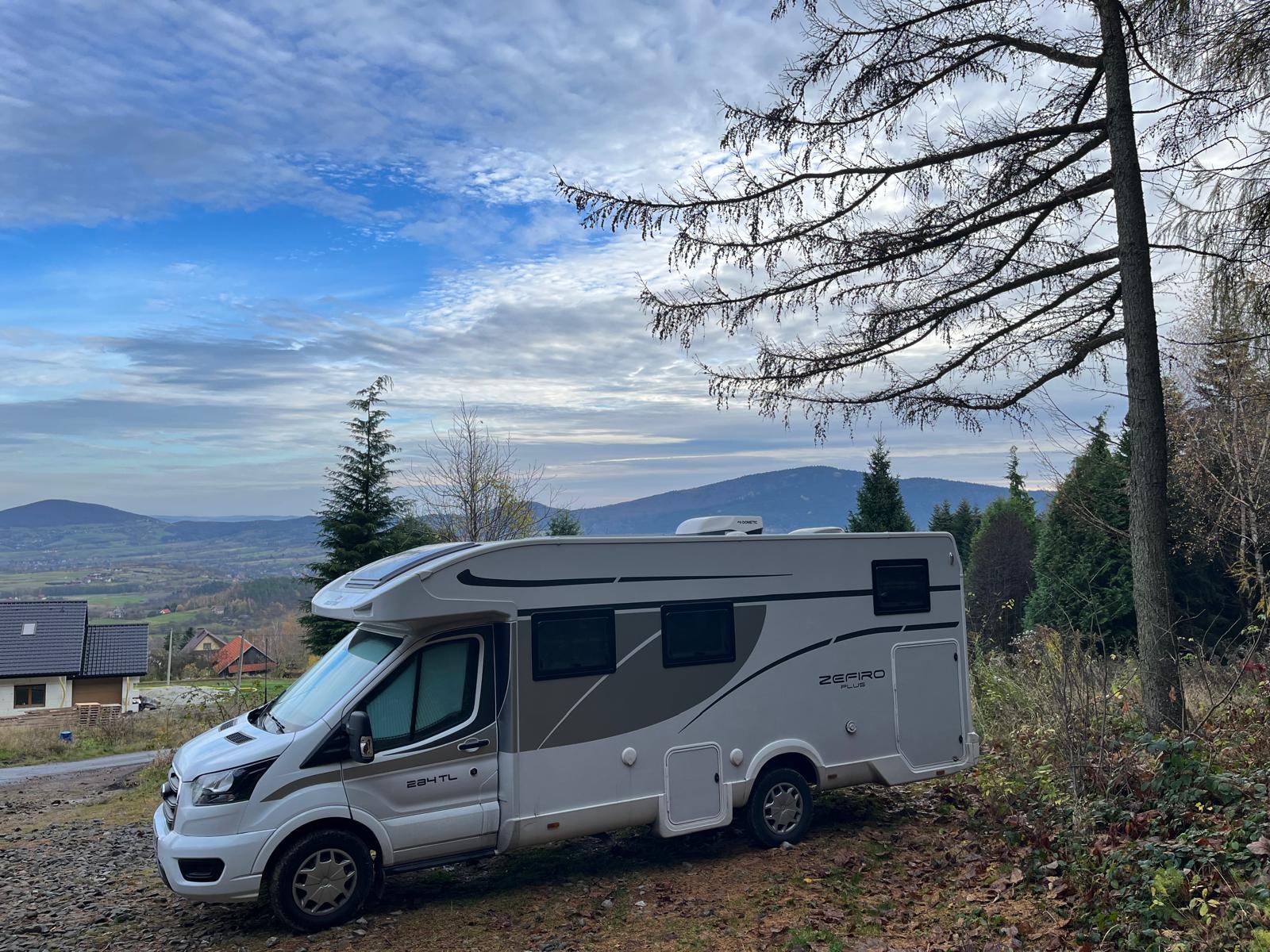 Kamper z widokiem na dolinę z punktu widokowego