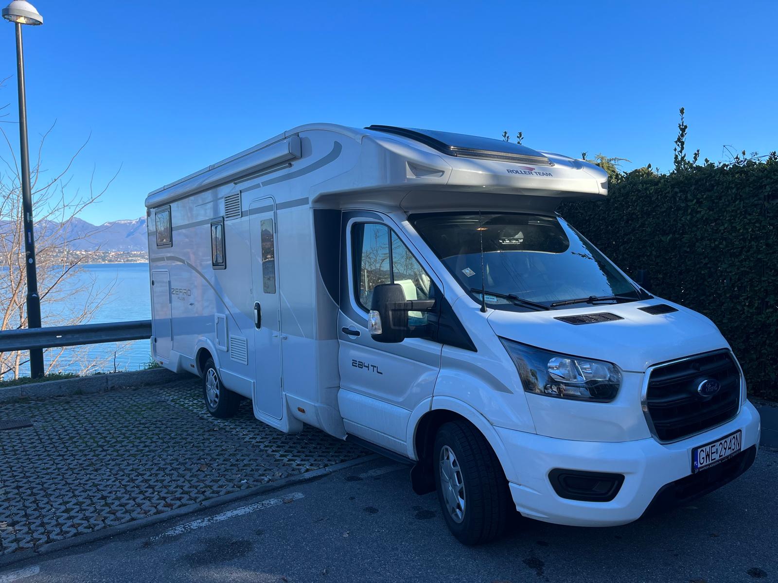 Kamper nad morzem w słoneczny dzień