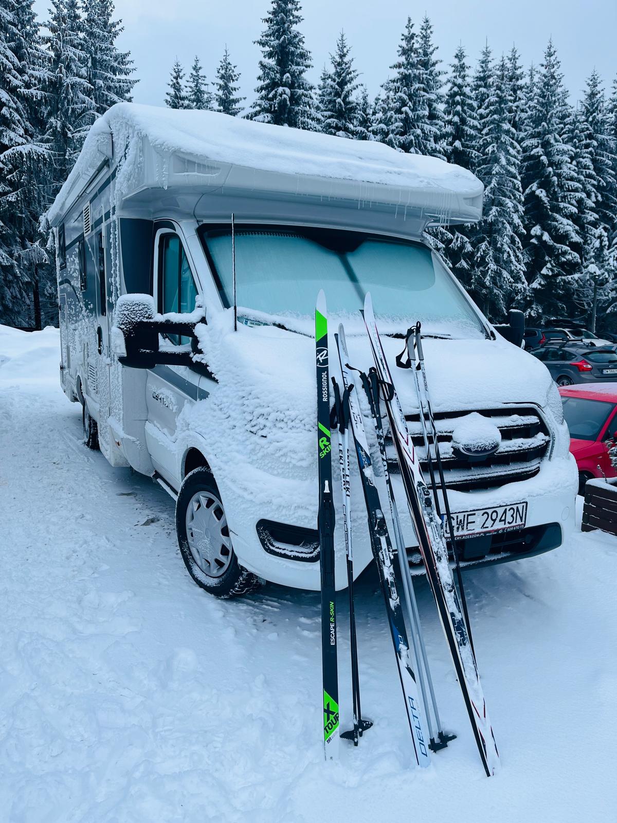 Kamper w śniegu z nartami biegowymi